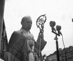 Uroczystość Bożego Ciała w Warszawie celebrowana przez Prymasa Polski kardynała Stefana Wyszyńskiego - 1957 rok