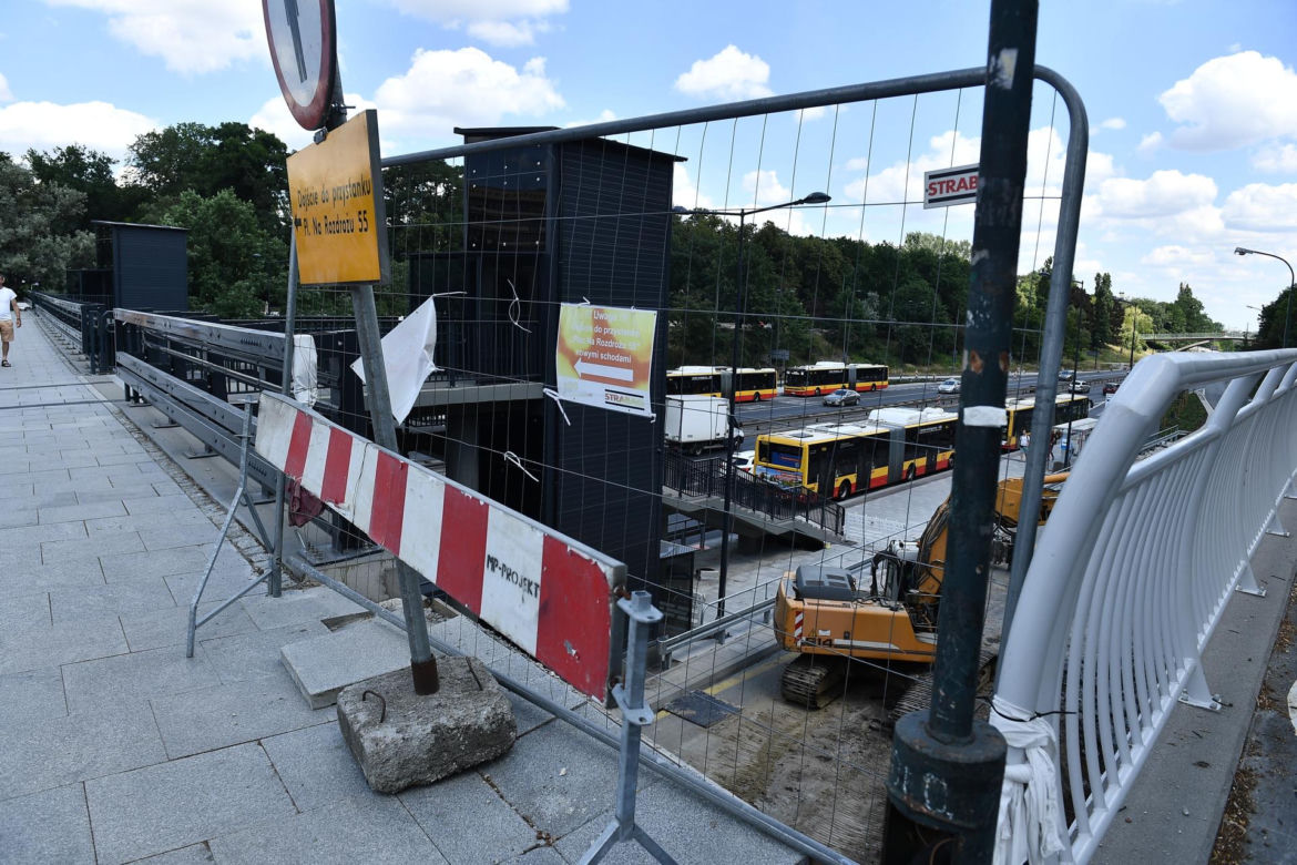 Wiemy kiedy ruszą windy na placu Na Rozdrożu. Na razie piesi muszą gramolić się po schodach