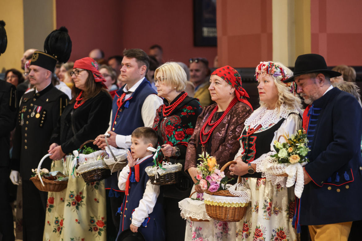 Święcenie pokarmów w strojach ludowych w Bytomiu