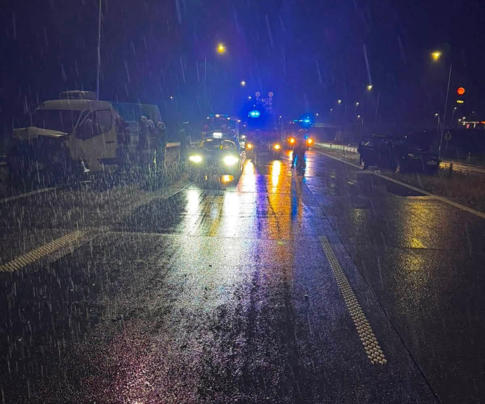 Nocne zderzenie osobówki i busa na S61 w rejonie Kisielnicy