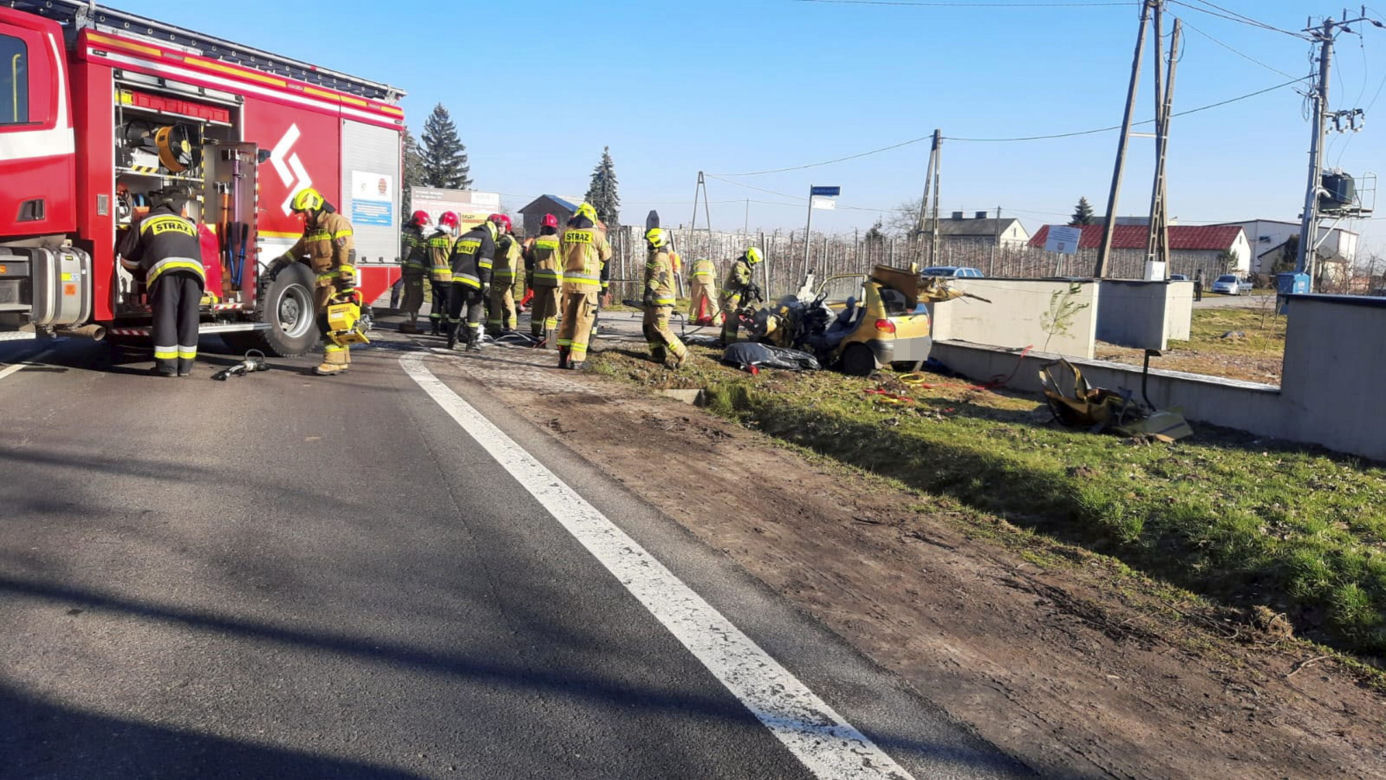 Makabryczny wypadek w Coniewie. Czołowo zderzyła się osobówka z ciężarówką. Nie żyje jedna osoba