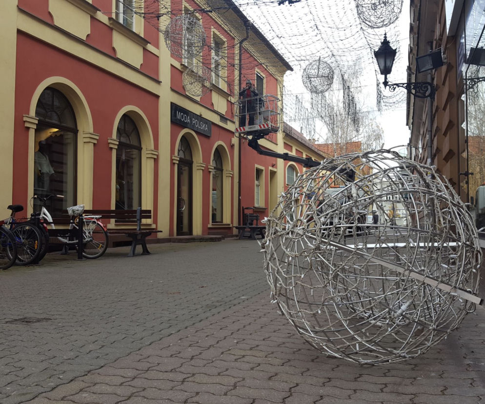 Gwiazdki, aniołki i kule. Takie iluminacje ozdobią Leszno w okresie świątecznym