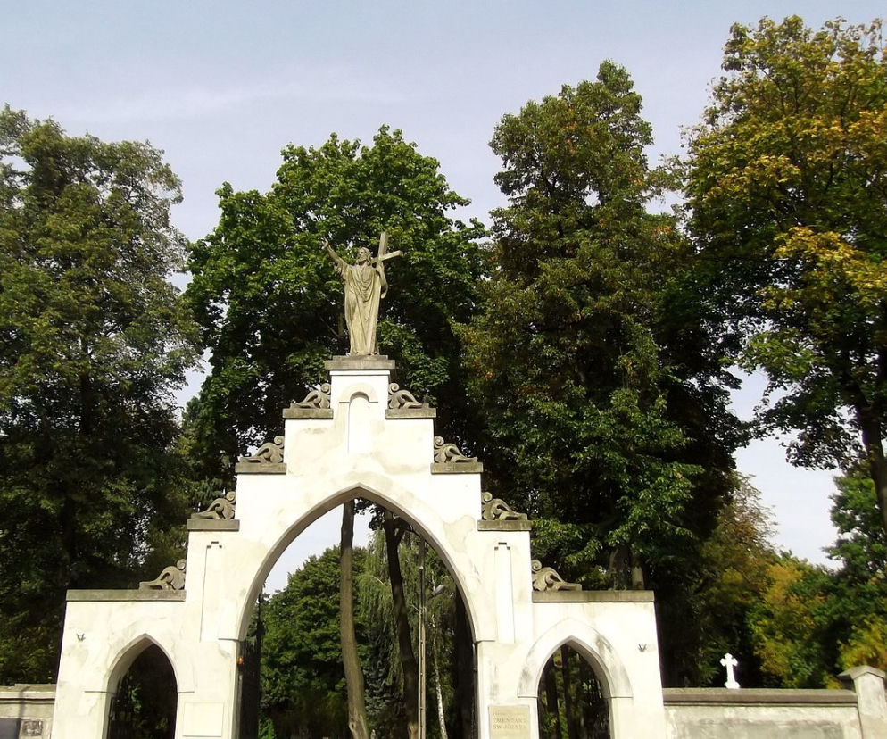 Grobowiec rodziny Gojżewskich znajduje się na cmentarzu przy ul. Ogrodowej