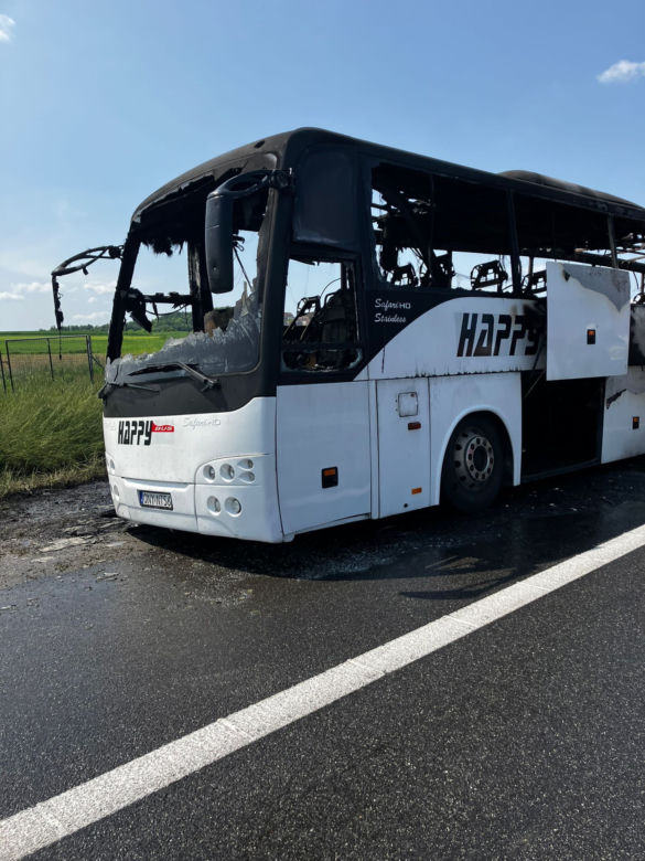 Pożar autokaru z wycieczką szkolną na A4. Cztery osoby trafiły do szpitala 