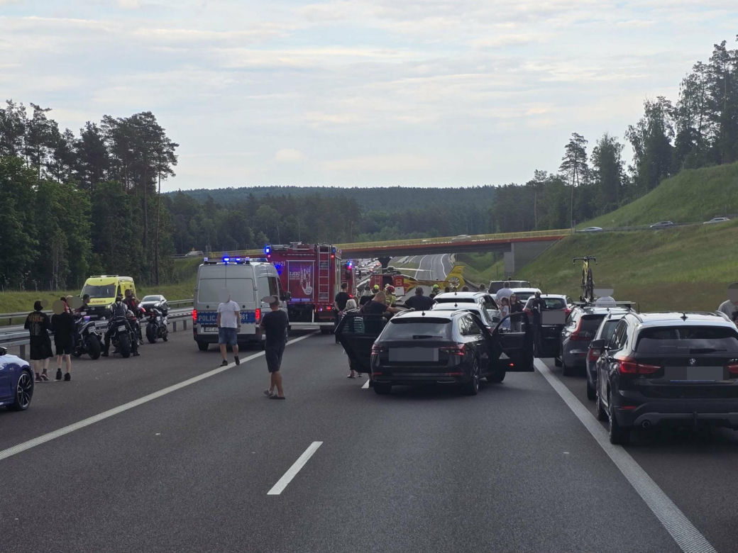 Zderzenie trzech aut na S7 pod Rychnowem. Na miejsce wezwano śmigłowiec LPR