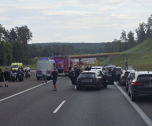 Zderzenie trzech aut na S7 pod Rychnowem. Na miejsce wezwano śmigłowiec LPR