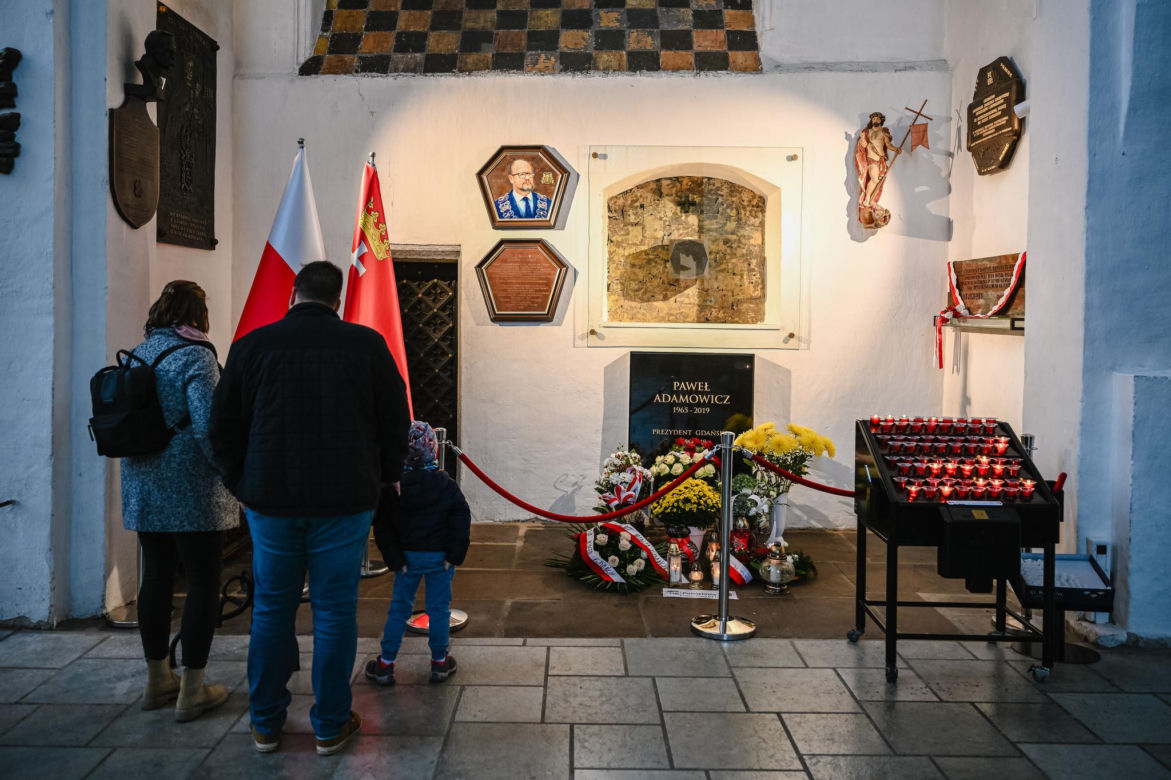 Przejmujący widok przy grobie Pawła Adamowicza. Zdjęcia z bazyliki Mariackiej