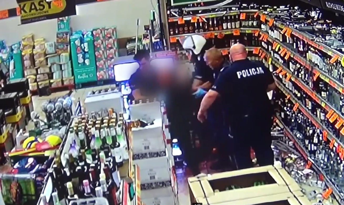 Wszedł na regał z alkoholem i rzucał butelkami