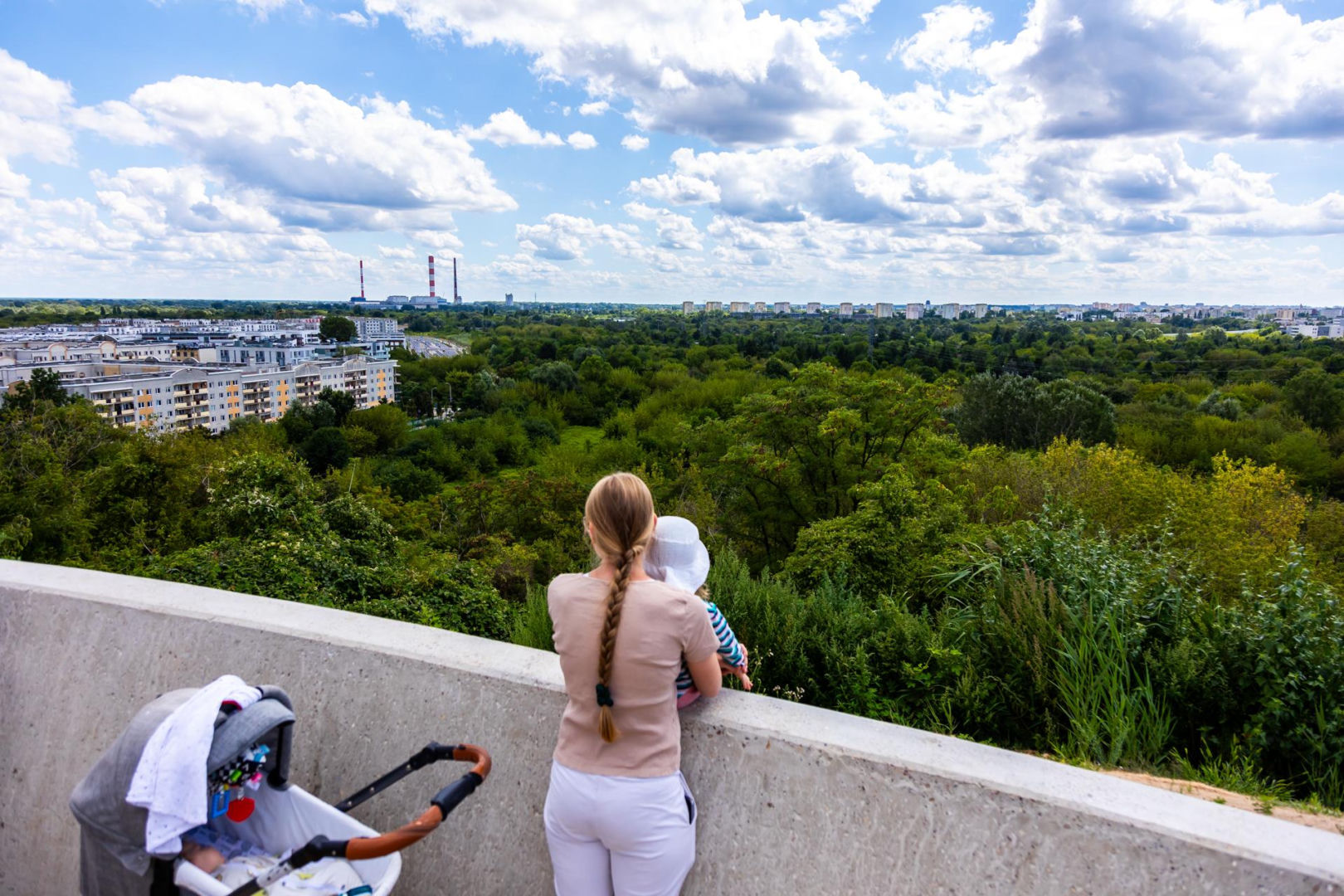 Widok z Kopca Powstania Warszawskiego w parku Akcji „Burza” przy ul. Bartyckiej