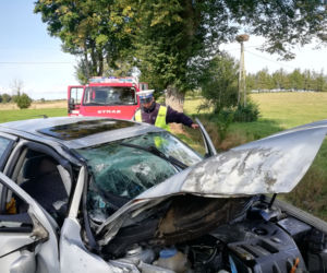 GROŹNY WYPADEK w miejscowości Lutkowo. Kobieta uderzyła w drzewo, a następnie DACHOWAŁA