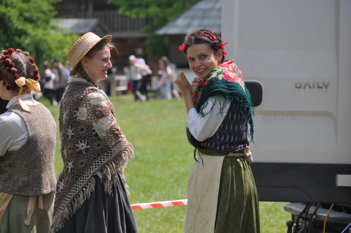 "Sami swoi. Początek". Filmowy kręcili sceny w Muzeum Wsi Kieleckiej w Tokarni