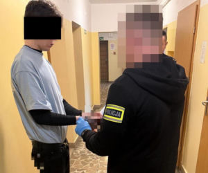 Chcieli zrobić sobie z 61-latki stałe źródło dochodu. Wpadli przy trzeciej próbie odbioru gotówki