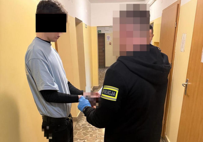 Chcieli zrobić sobie z 61-latki stałe źródło dochodu. Wpadli przy trzeciej próbie odbioru gotówki