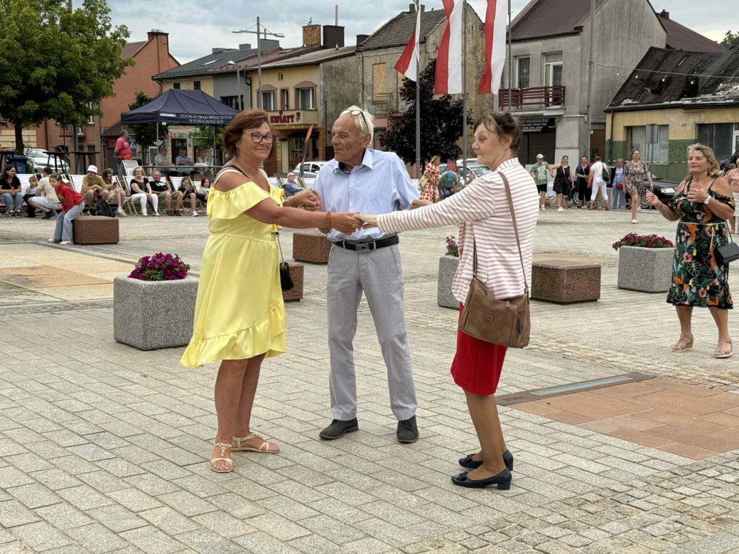 Starachowickie potańcówki na Rynku. Międzypokoleniowa zabawa pełna radości! Zobacz niezapomniane zdjęcia