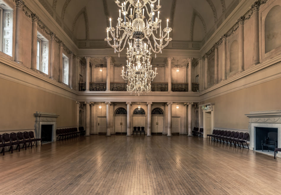 "Bridgertonowie". Miejsca z serialu - Bath Assembly Rooms 