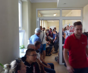 POTĘŻNA kolejka do Medycyny Pracy w Sosnowcu. Niektórzy stali w upale od 5 rano!