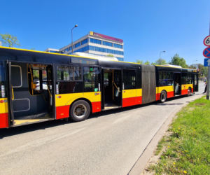 Motocyklista zderzył się z autobusem miejskim na Łopuszańskiej