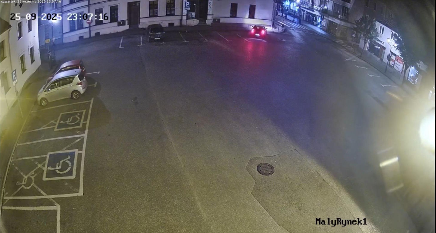 Brodnica: 19-latka z BMW uderzyła w budynek. Policja pokazała materiał z ulicy Mały Rynek