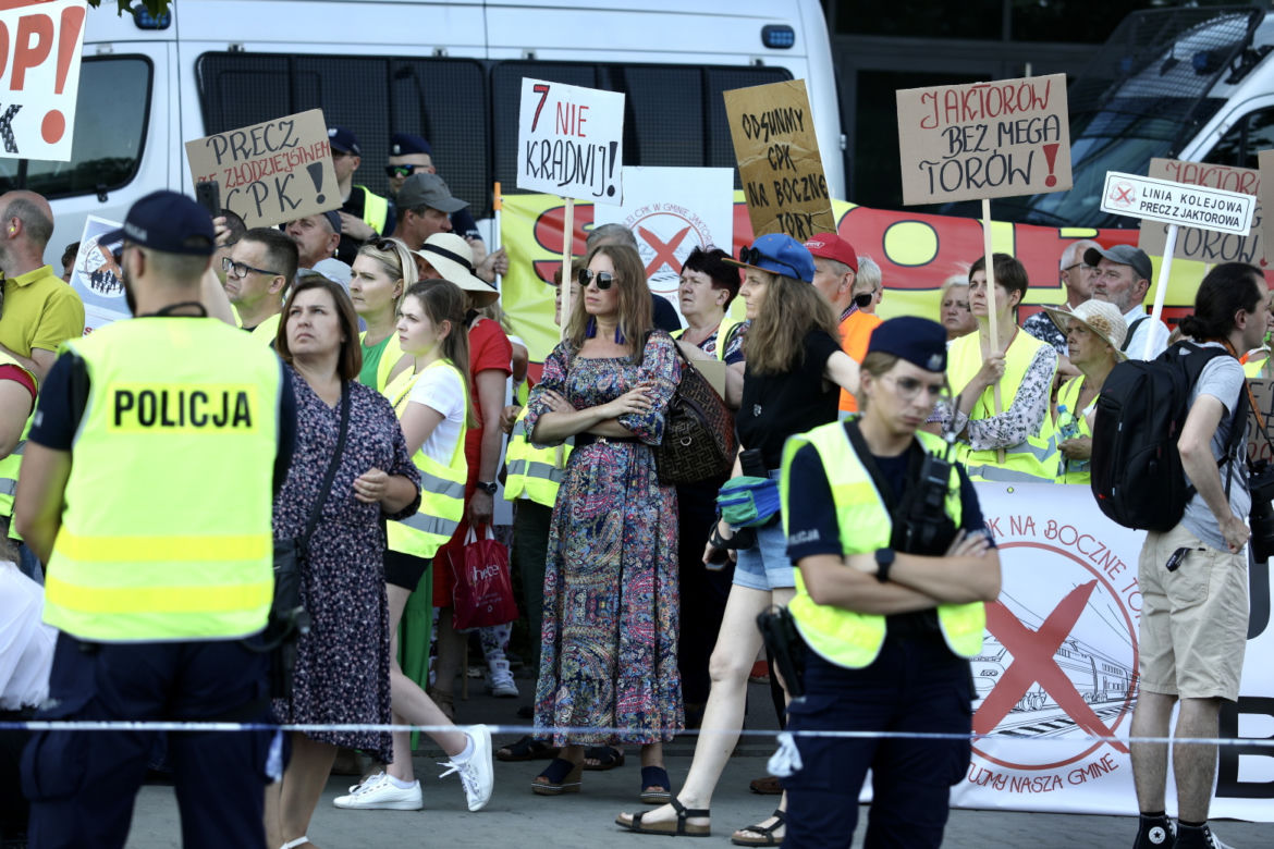 Rolnicy w stolicy przeciwko CPK. Protest przy dworcu zachodnim przed siedzibą spółki