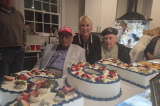 Kolega z AK i dyplomaci na 103. urodzinach polskiego powstańca. Tort zachwycił!