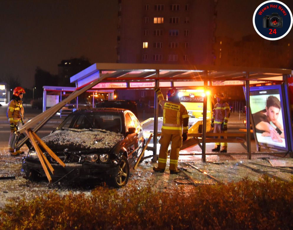 Totalna demolka na Targówku. Bmw rąbnęło w przystanek autobusowy