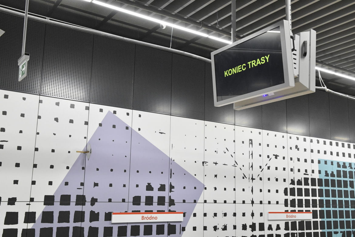 Czarne ściany, aluminiowe drzwi. Tak wygląda toaleta na nowej stacji metra na Bródnie