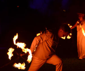 Pokaz fireshow w wykonaniu tancerzy i tancerek Teatru Ognia „Mantra” z Makowa Mazowieckiego