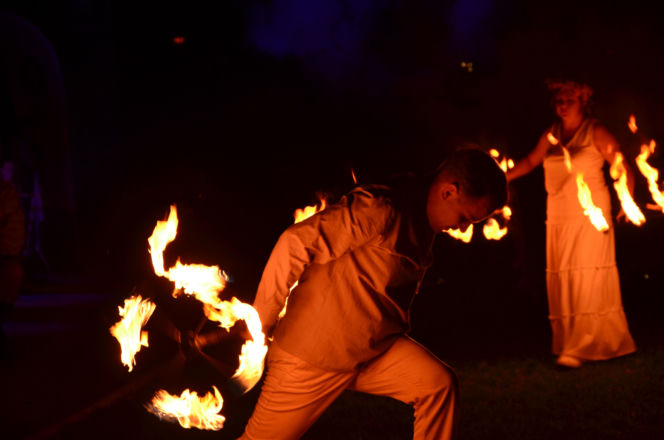 Pokaz fireshow w wykonaniu tancerzy i tancerek Teatru Ognia „Mantra” z Makowa Mazowieckiego