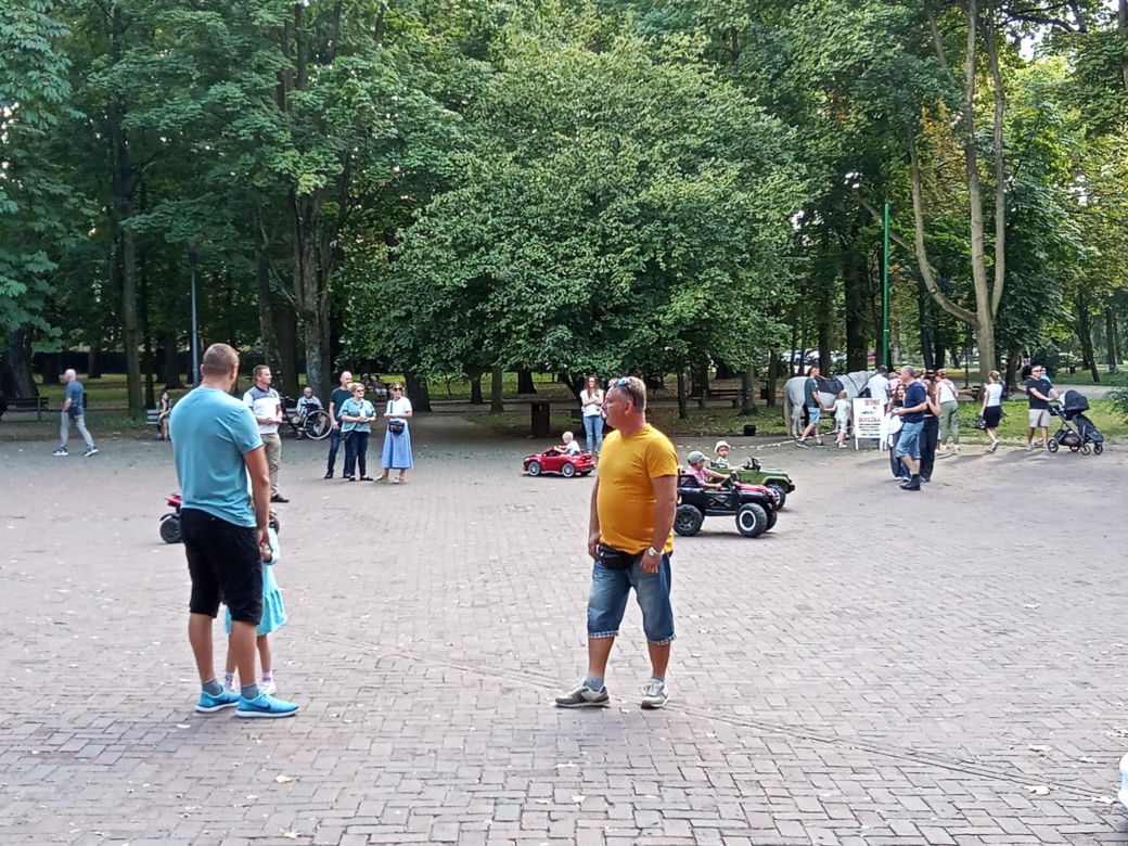 Ostatnia niedziela lata 2023 w Kielcach. Tłumy w centrum miasta