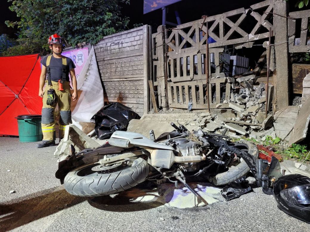 Przerażający wypadek w Chełmży. Motocyklista wjechał w betonowy płot