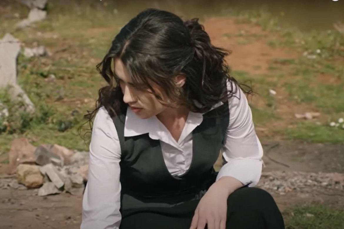 Zeynep dotrze do miejsca, gdzie Alper doprowadził rurę ze ściekami 