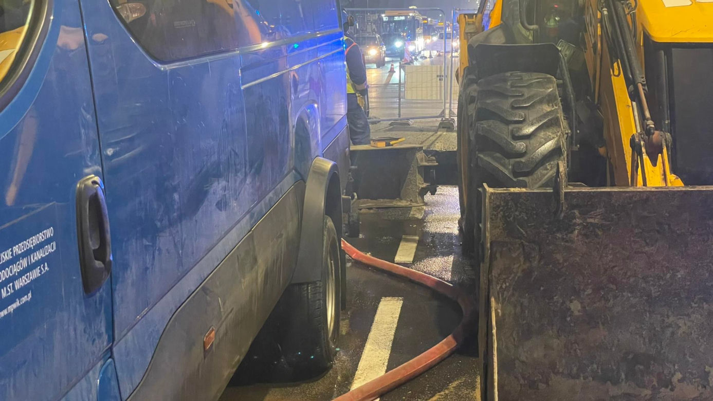 Gigantyczne utrudnienia na Pradze! Woda podmyła jezdnię na Grochowskiej. Policjanci kierują ruchem	