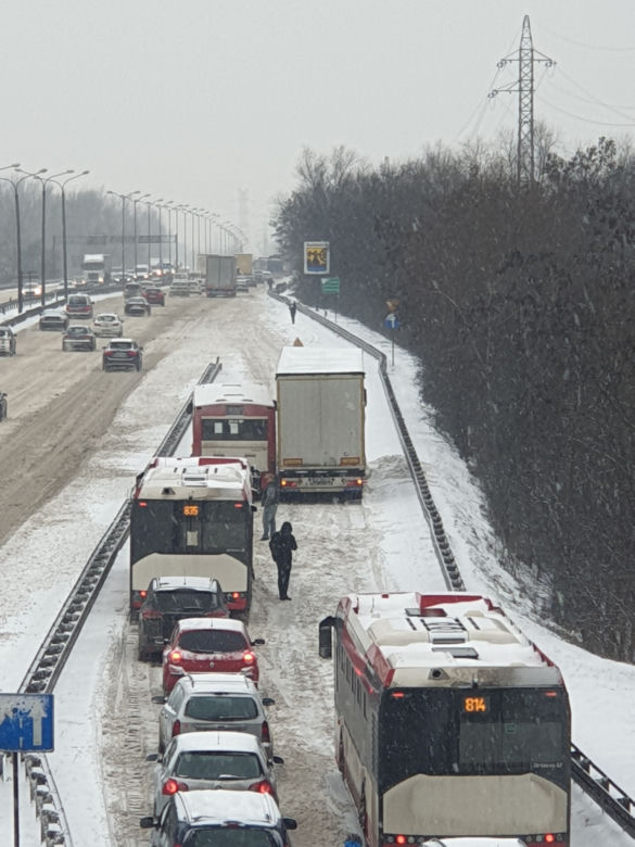 Katastrofalne warunki na drogach w Katowicach i Sosnowcu. TIR zablokował zjazd z Sosnowca na DK86. Są potężne korki [ZDJĘCIA]