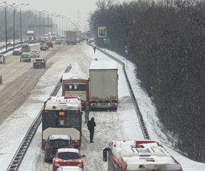 Katastrofalne warunki na drogach w Katowicach i Sosnowcu. TIR zablokował zjazd z Sosnowca na DK86. Są potężne korki [ZDJĘCIA]