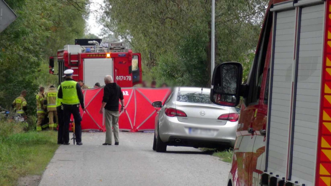 Auto pełne młodych ludzie roztrzaskane na drzewie. 21-letnia pasażerka nie żyje