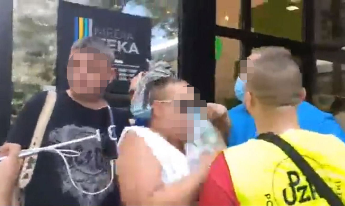 Szarpanina przed punktem szczepień w Grodzisku Mazowieckim
