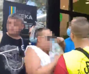 Szarpanina przed punktem szczepień w Grodzisku Mazowieckim