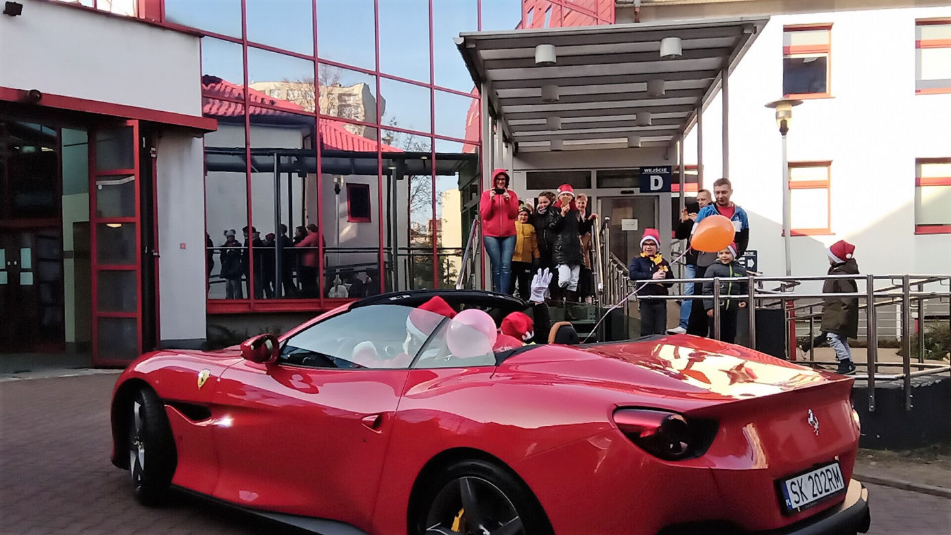 Święty Mikołaj zamienił sanie i renifery na czerwone Ferrari. Dzieciaki z chorzowskiego szpitala zachwycone [ZDJĘCIA]