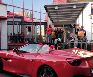 Święty Mikołaj zamienił sanie i renifery na czerwone Ferrari. Dzieciaki z chorzowskiego szpitala zachwycone [ZDJĘCIA]