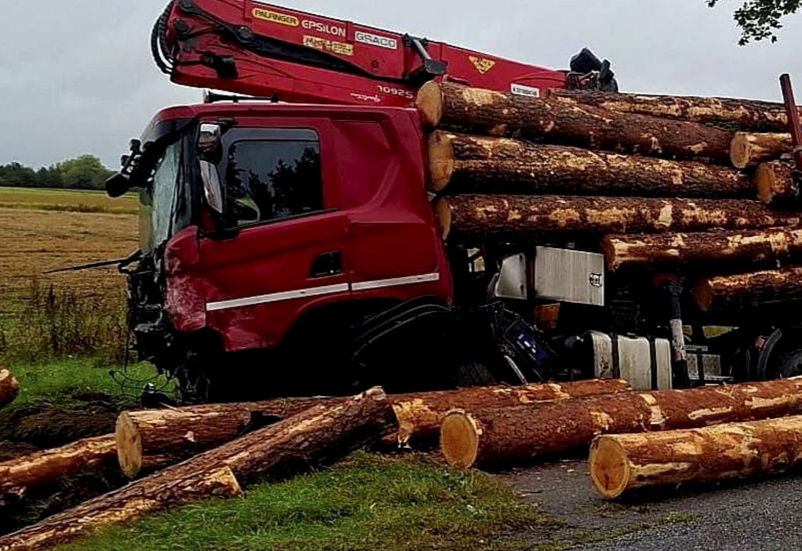 Śmiertelny wypadek pod Białą Podlaską. Ciężarówka z drewnem w rowie, kierowca osobówki nie żyje
