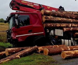 Śmiertelny wypadek pod Białą Podlaską. Ciężarówka z drewnem w rowie, kierowca osobówki nie żyje