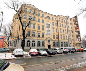 Burmistrz sprząta w urzędzie