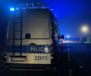Koparka wymusiła pierwszeństwo. Motocyklista nie miał szans