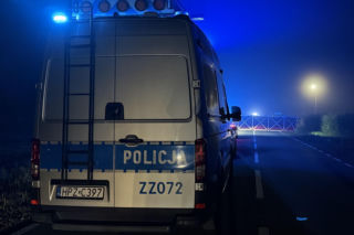 Koparka wymusiła pierwszeństwo. Motocyklista nie miał szans