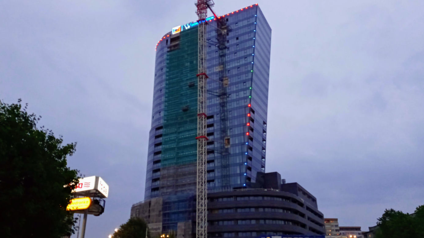 Próby iluminacji Hanza Tower