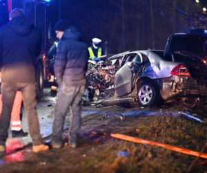 Gdańsk. Potężne zderzenie autobusu miejskiego i mercedesa! Jedna osoba nie żyje, druga jest ranna [ZDJĘCIA]