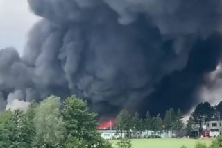 Wielka akcja służb w Charnowie. Pożar objął całą halę produkcyjną