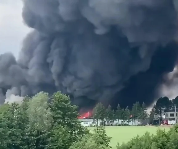 Ogromny pożar fabryki. Rośnie zagrożenie wybuchem