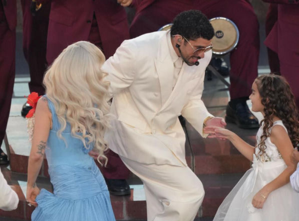 Halftime show na Super Bowl 2026: Bad Bunny, Lady Gaga, Pedro Pascal, Cardi B, John Bon Jovi i smaczki polityczne