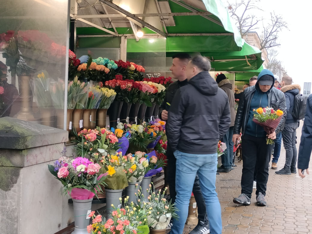 W Lublinie przed stoiskami z kwiatami długie kolejki. Sprawdziliśmy, jakie są ceny